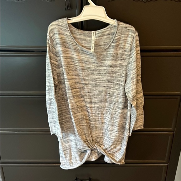 Leo & Nicole Gray 3/4 Sleeve twist Front top - Picture 1 of 5